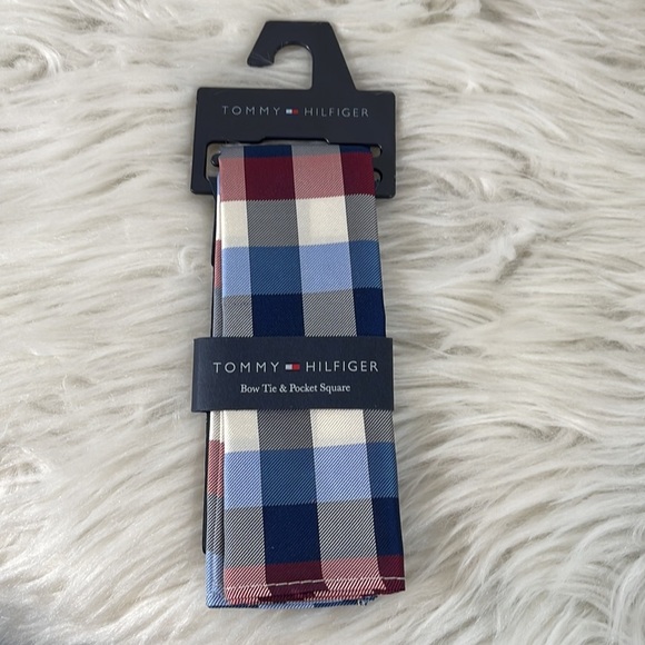 TOMMY HILFIGER BOW TIE & POCKET SQUARE NEW - Picture 1 of 3